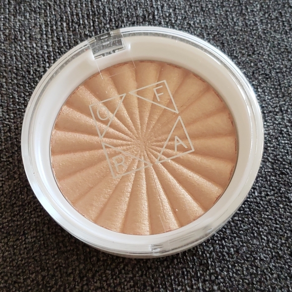 OFRA "Soho" highlighter BNWOT - Picture 2 of 3